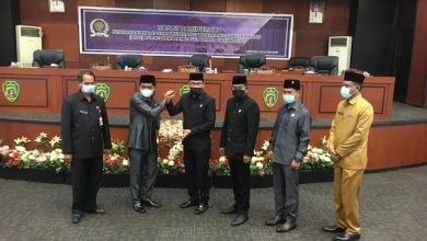 Ketua DPRD PPU Saat Menyerahan Catatan dan Rekomendasi Pansus LKPj Kepada WAkil Bupati PPU