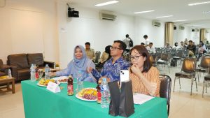 Ketua Program Studi Pendidikan Bahasa dan Sastra Indonesia, Rifa’atussalwa Hayati, M.Pd (kiri) menekankan pentingnya menanamkan kecintaan terhadap sastra dan bahasa Indonesia kepada pelajar SMP dan SMA sederajat dalam kegiatan Simfonia Bulan Bahasa 2024 Minggu (27/10/2024) di Kampus Universitas Tangerang Raya, Tigarakasa, Tangerang.