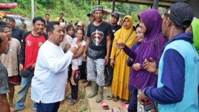 Bupati PPU Mudyat Noor saat meninjau warga RT 16 Kelurahan Sotek yang terisolir karena kerusakan jalan aksen Bongan-Sotek beberapa waktu lalu.