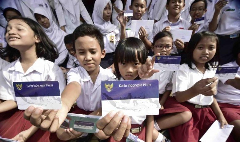Foto Ilustrasi Siswa Sekolah Dasar Memegang Kartu Indonesia Pintar. (Istimewa)
