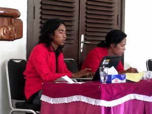 Dokumentasi kegiatan penelitian POKSA-Humanis Universitas Hasanuddin di Museum Asi Mbojo, Bima, tahun 2008, ketika penulis masih menempuh studi di Universitas Hasanuddin, Makassar. (Foto: Arsip pribadi).