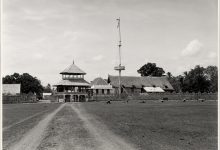 Istana Sultan Bima dalam arsip foto lama koleksi Wereldmuseum. (Sumber Foto: Collectie Wereldmuseum, CC BY-SA 3.0, via Wikimedia Commons.)