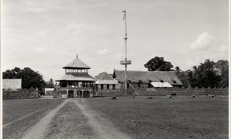 Istana Sultan Bima dalam arsip foto lama koleksi Wereldmuseum. (Sumber Foto: Collectie Wereldmuseum, CC BY-SA 3.0, via Wikimedia Commons.)
