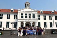 Mahasiswa Program Studi Pendidikan Bahasa Inggris FKIP Universitas Tangerang Raya berfoto bersama seusai mengikuti praktik lapangan mata kuliah Speaking di kawasan Kota Tua, Jakarta, Kamis (16/7/2026). Foto: Dokumentasi PBI Untara.