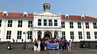 Mahasiswa Program Studi Pendidikan Bahasa Inggris FKIP Universitas Tangerang Raya berfoto bersama seusai mengikuti praktik lapangan mata kuliah Speaking di kawasan Kota Tua, Jakarta, Kamis (16/7/2026). Foto: Dokumentasi PBI Untara.