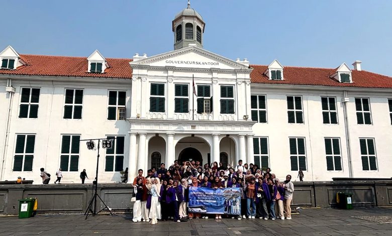 Mahasiswa Program Studi Pendidikan Bahasa Inggris FKIP Universitas Tangerang Raya berfoto bersama seusai mengikuti praktik lapangan mata kuliah Speaking di kawasan Kota Tua, Jakarta, Kamis (16/7/2026). Foto: Dokumentasi PBI Untara.