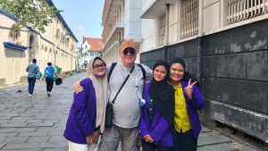 Mahasiswa Program Studi Pendidikan Bahasa Inggris FKIP Universitas Tangerang Raya berfoto bersama wisatawan mancanegara usai praktik wawancara berbahasa Inggris di kawasan Kota Tua, Jakarta, Kamis (16/7/2026). Foto: Dokumentasi PBI Untara.