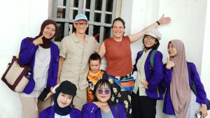 Mahasiswa Program Studi Pendidikan Bahasa Inggris FKIP Universitas Tangerang Raya berfoto bersama wisatawan mancanegara usai praktik wawancara berbahasa Inggris di kawasan Kota Tua, Jakarta, Kamis (16/7/2026). Foto: Dokumentasi PBI Untara.
